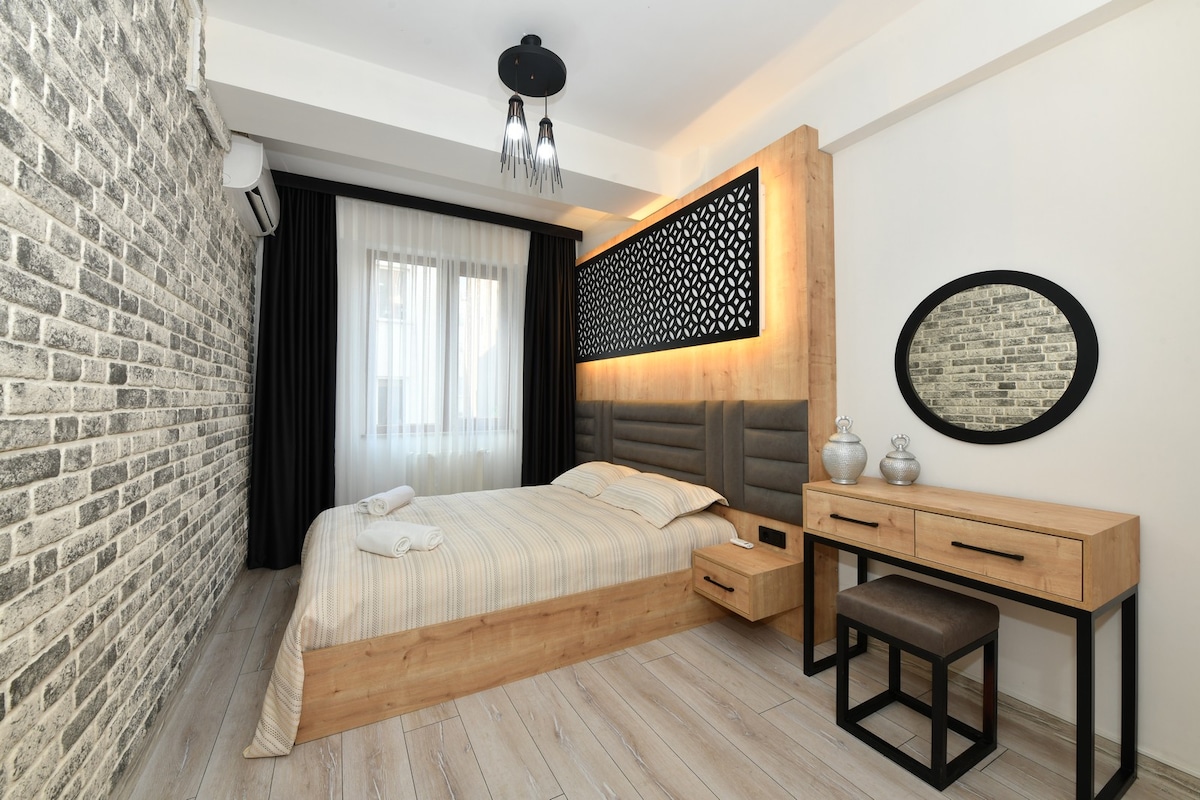 חדר שינה מעוצב ונוח בסיסלי, איסטנבול! הוא מציע חוויית שינה נוחה עם עיצוב מודרני, מיטה מרווחת ואווירה שלווה. להפוך את השהייה שלכם למהנה עם החלל המרווח שלה עם אור טבעי וריהוט פונקציונלי.