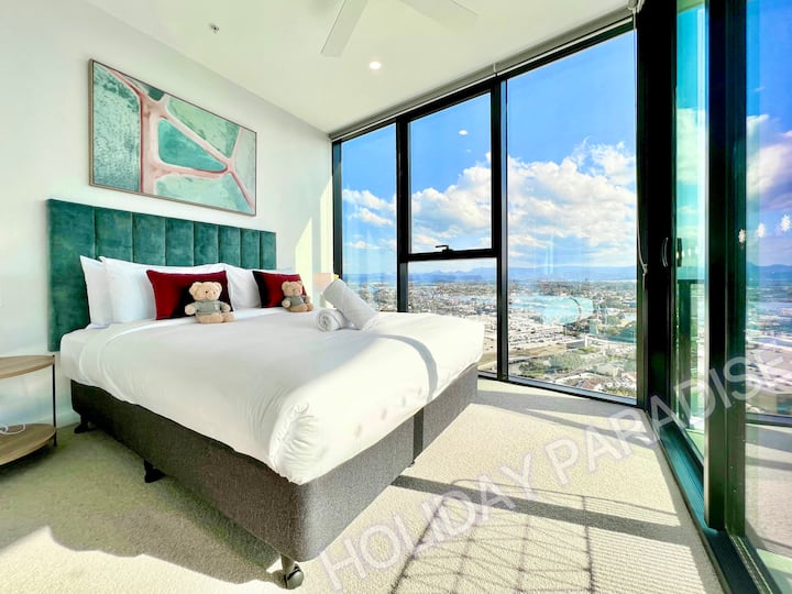 ห้องนอน 2: เตียงควีนไซส์ 1 เตียงพร้อมวิวแม่น้ำที่สวยงาม