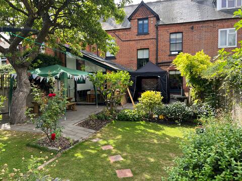 Cheerful 5-bedroom townhouse in Newbury