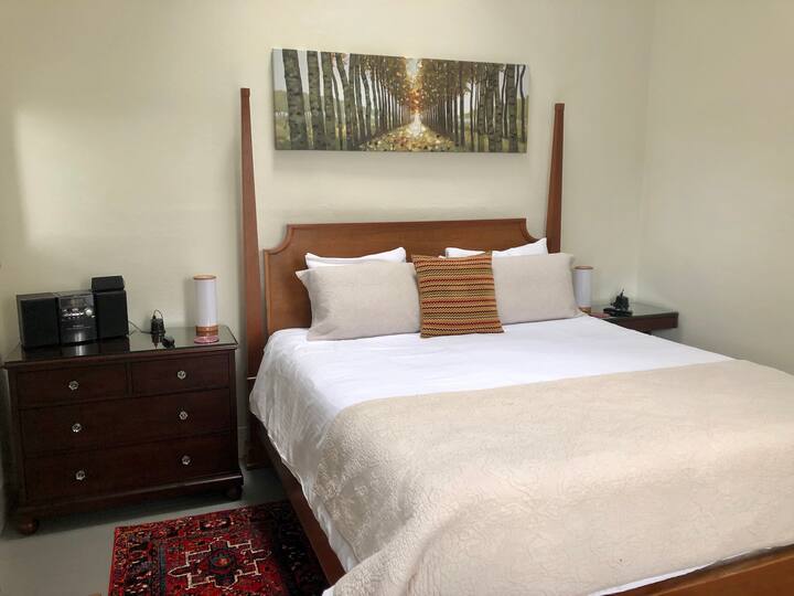 Pt. Reyes, Robins Retreat, cal king bed, jacuzzi!