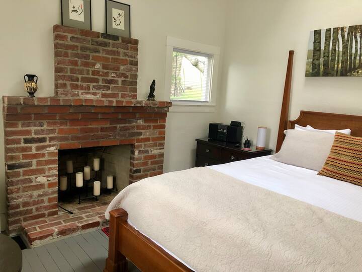 Pt. Reyes, Robins Retreat, cal king bed, jacuzzi!