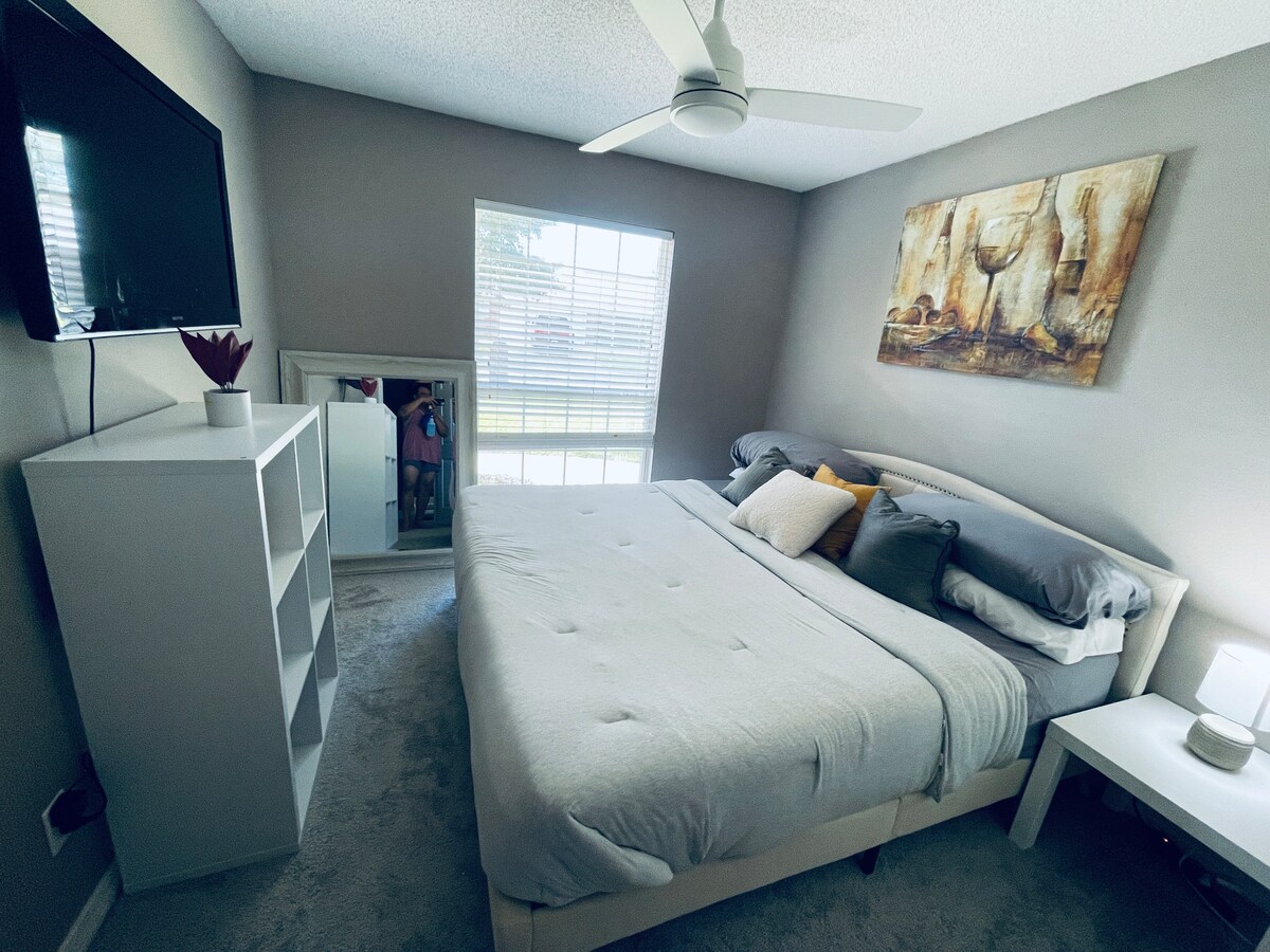 Საძინებელი 2 დიდი საწოლით და 42-დუიმიანი ტელევიზორით 