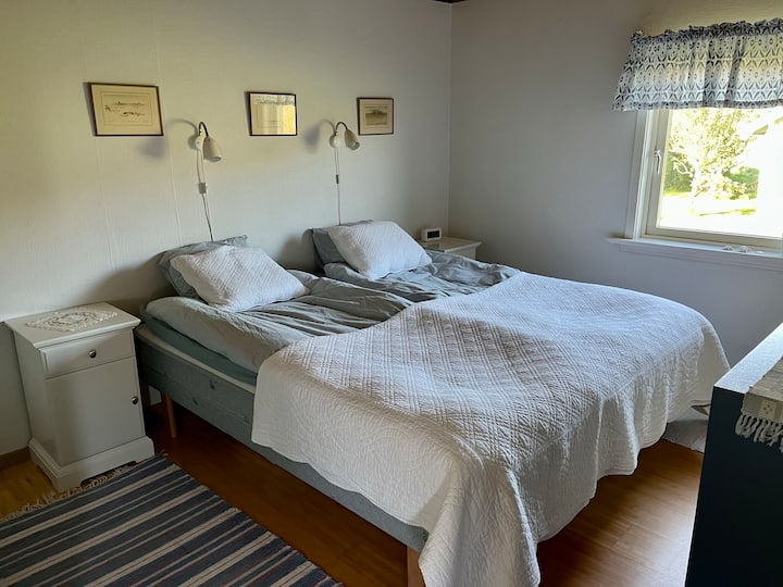 Два кревета од 90 см (кои може да се расклопат ако сакате) и поглед на градината. Две ноќни масички, плакар и гардеробер со доволно простор за складирање. 