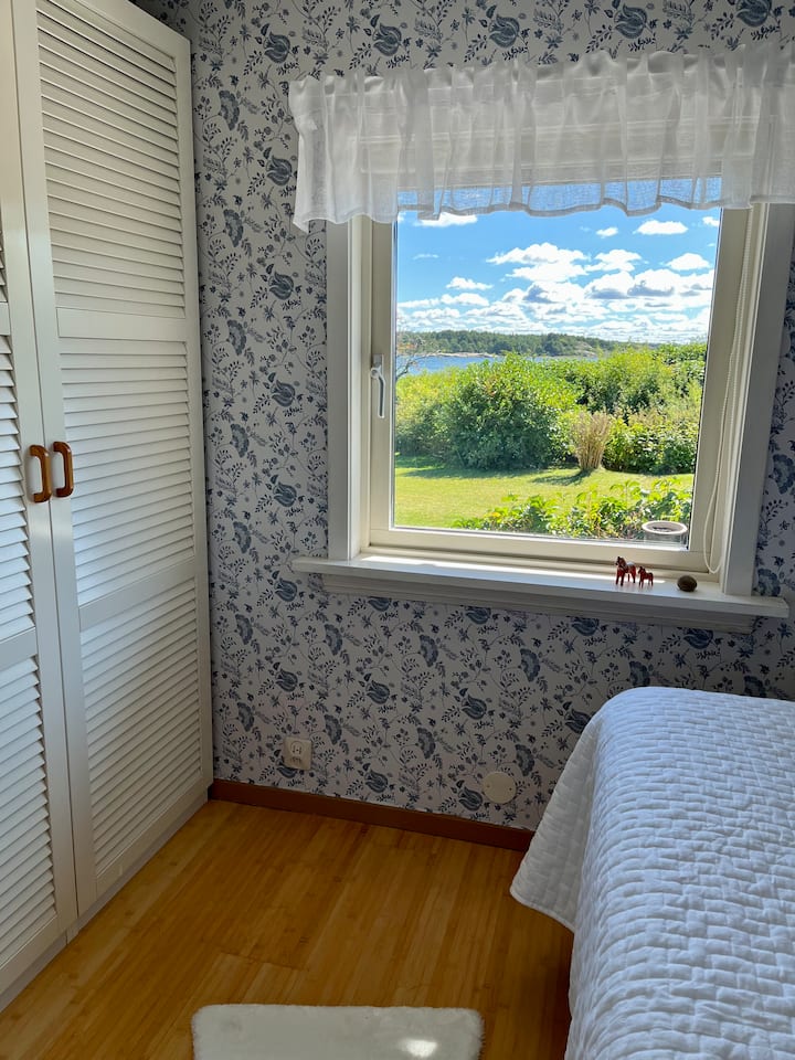 Поглед кон океанот и градината. Голем и простран плакар.