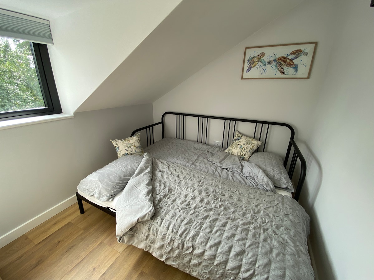 Chumba cha kulala 2 kina kitanda cha mchana ambacho kinaweza kuwa single moja, mbili au 2 zinazokaribiana