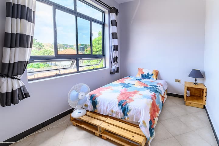 Single room, with a view of the hills. Perfect for the ones who cherish their me-time. 