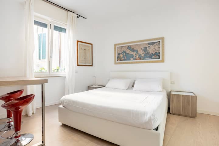 Primer dormitorio principal con aire acondicionado y colchón de espuma viscoelástica. Baño privado en la habitación y pequeño área de estudio con escritorio.