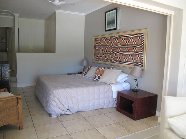 Beautiful 3/4 bedroom Villa on Lake Michelle gallery image 5