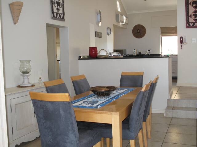 Beautiful 3/4 bedroom Villa on Lake Michelle gallery image 4