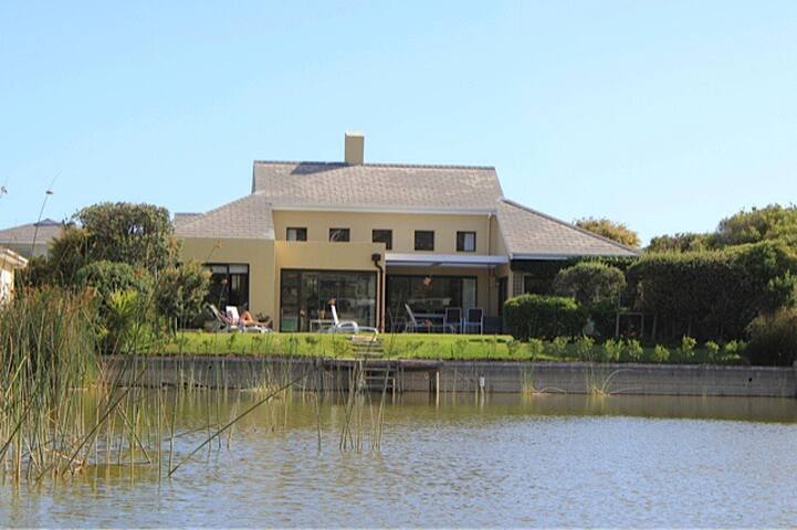 Beautiful 3/4 bedroom Villa on Lake Michelle
