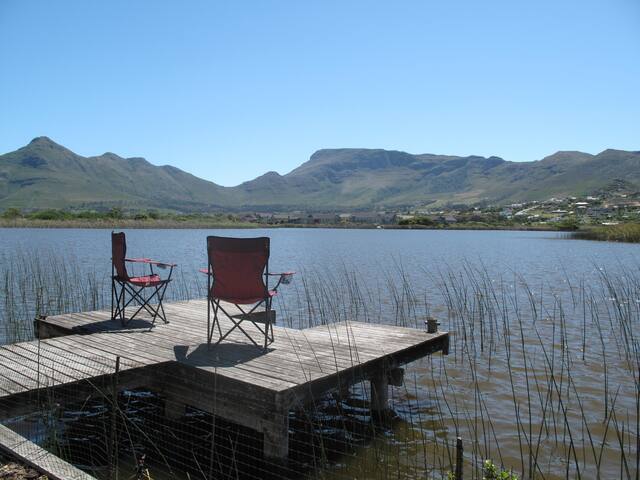 Beautiful 3/4 bedroom Villa on Lake Michelle gallery image 3