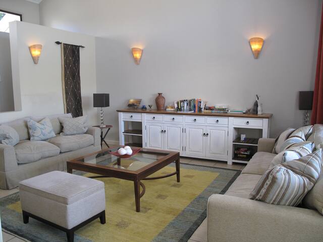 Beautiful 3/4 bedroom Villa on Lake Michelle gallery image 2