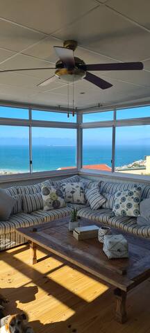 Magnificent Seaview 4 Bedroom home! gallery image 2