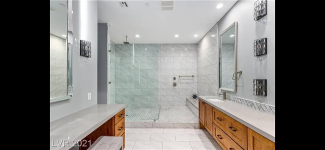 Fully Furnished Henderson Hideaway by Lake LV gallery image 3