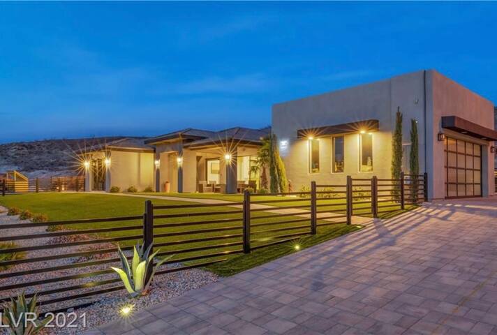 Fully Furnished Henderson Hideaway by Lake LV gallery image 2