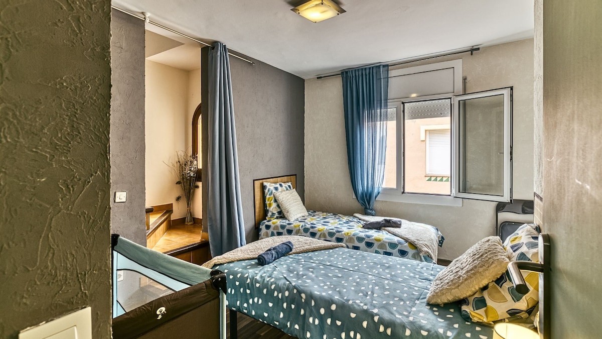 Uitgerust met airconditioning met een babybedje. 
Deze lichte kamer nodigt je uit om te ontspannen met zijn twee eenpersoonsbedden die perfect zijn voor vrienden of kinderen. Magisch om een boek in de zon te lezen dat door het open raam filtert.