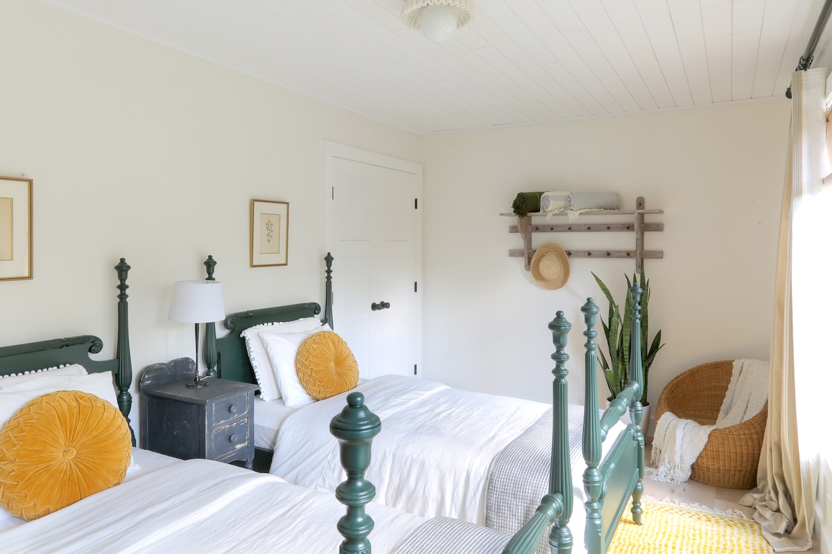Guest room with two twin beds