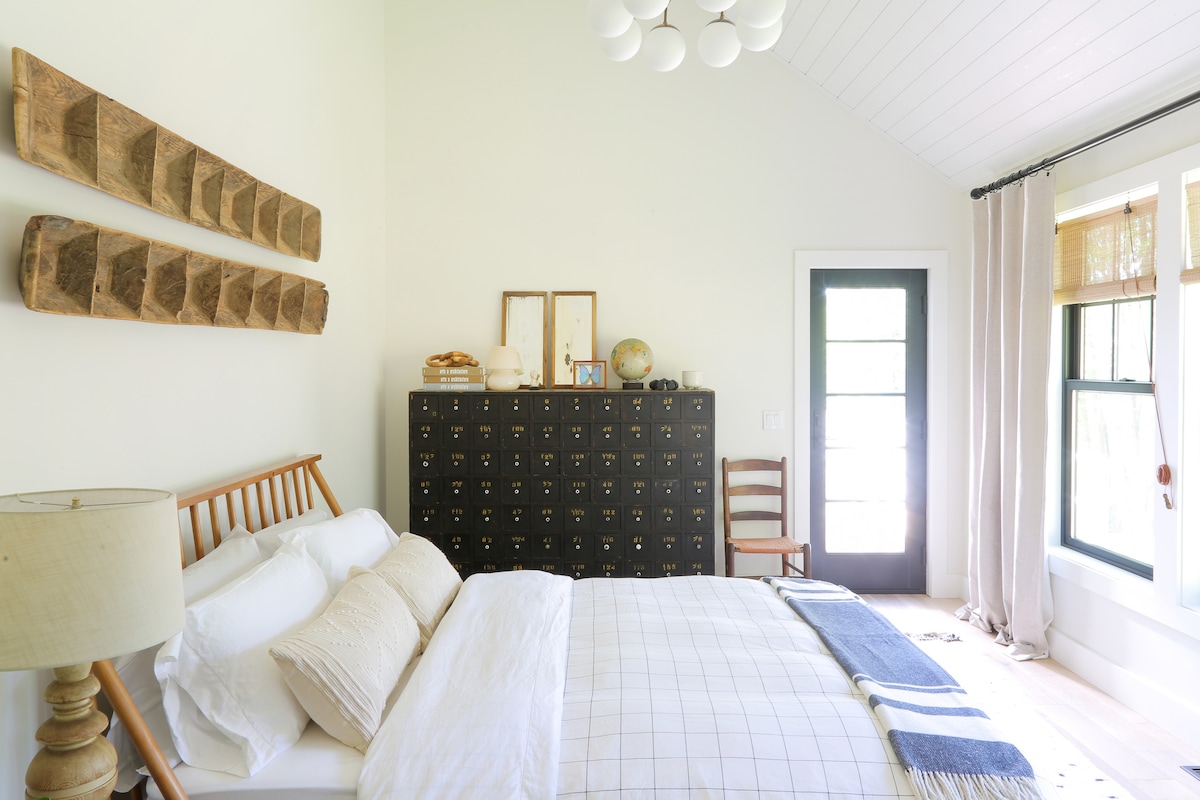 Guest room with queen size bed