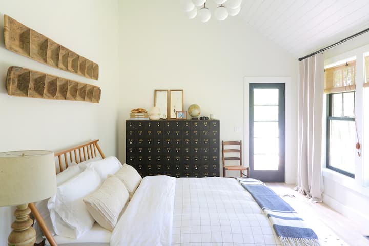 Guest room with queen size bed