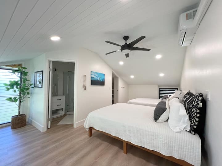 Pohodlné podkrovie s 2 manželskými posteľami, šatníkom, klimatizáciou a stropným ventilátorom