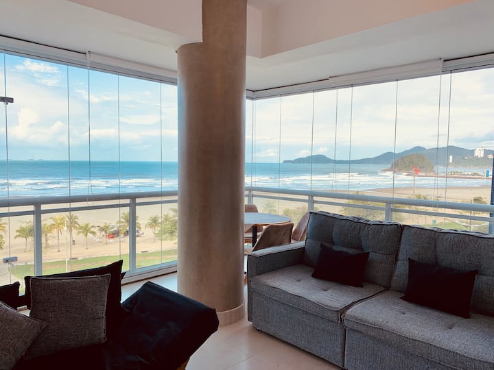 Vista ilimitada apartamento e piscina beira mar.