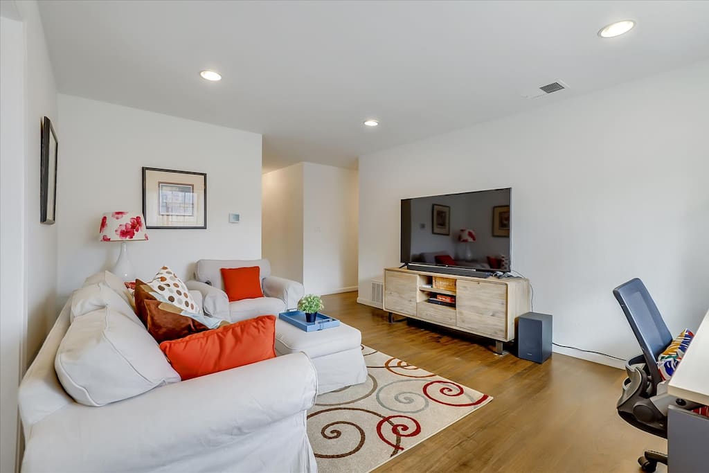 Airbnb Cheerful 4 Bedroom Home With an Outdoor Pergola