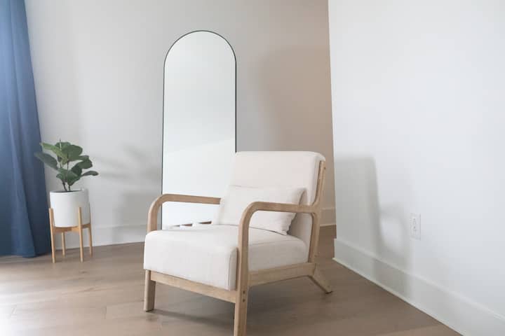 Charming Downtown Hotel Above Wine Bar - Room 3 - Jacksonville, IL