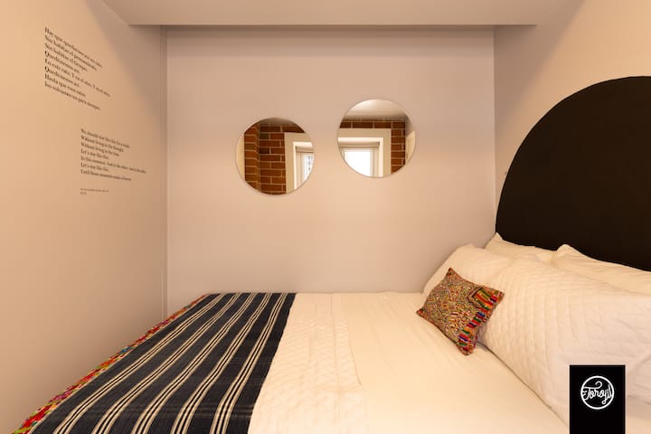 Un espace pour être paisible. Le poème au mur et aussi les miroirs, vous invitent à être pleinement présent et à vous voir sans vous précipiter. Le lit confortable est décoré avec des pièces du marché local.