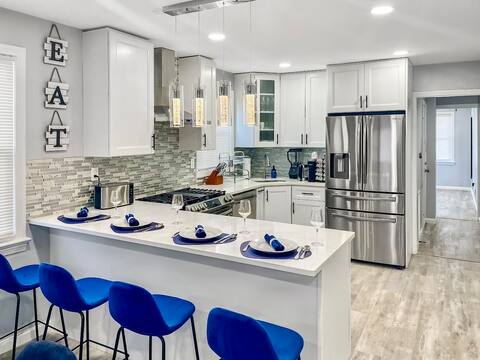 FREE Parking, Modern Duplex, King Beds 25 min NYC