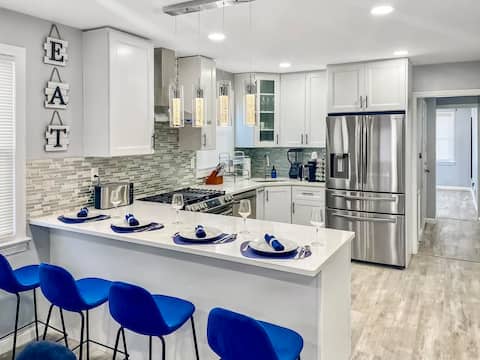 FREE Parking, Modern Duplex, King Beds 25 min NYC