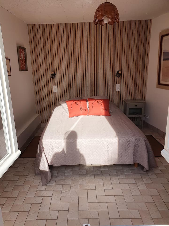 Chumba kilicho na kitanda cha watu wawili (140 * 190) na kabati la nguo. Chumba hiki kiko kati ya jiko na bafu, choo.