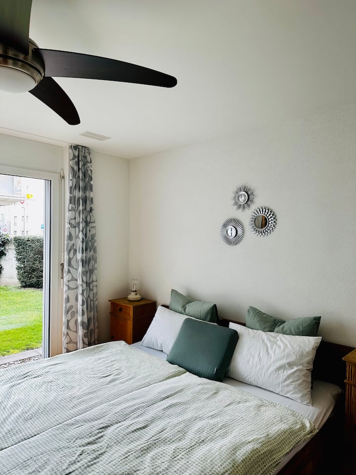 Schlafzimmer / Bedroom