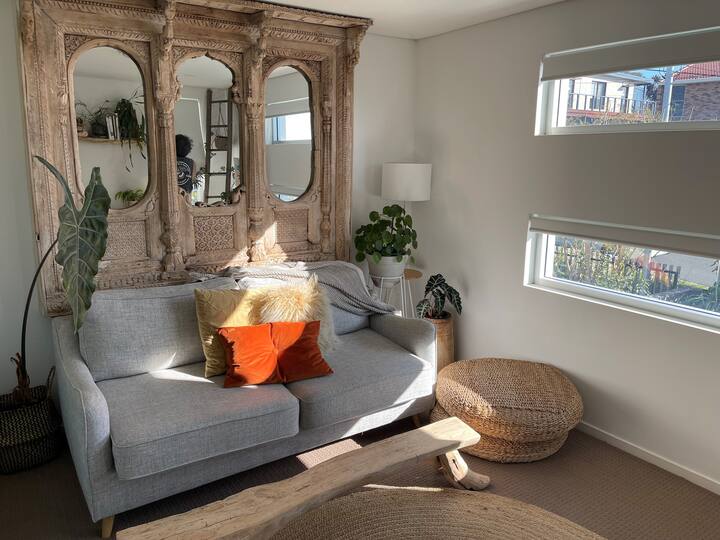 Spálňa 2, na poschodí. Pohovka sa vysúva, aby ustlala dvojlôžko. V opačnom prípade ho možno použiť ako vyhradený pracovný priestor. Stolička a písací stôl sú k dispozícii.