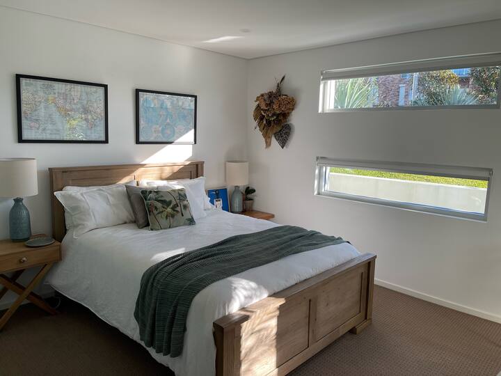 Menšia manželská posteľ na prízemí, spálňa 3