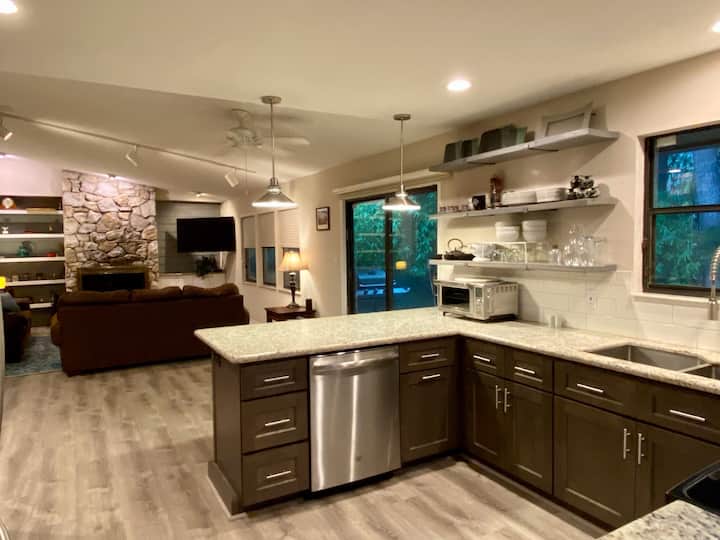 Spacious 4/2 with Hot Tub & Room for 10 Houses for Rent in
