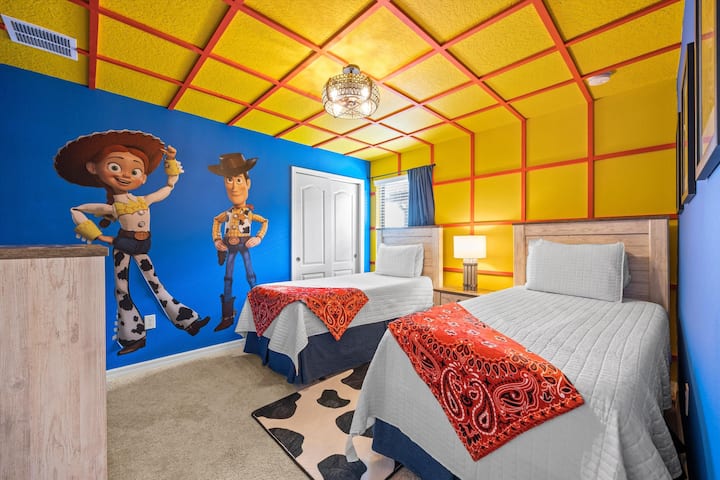 With a great balance of comfort, class, and character, the details of our themed rooms are sure to bring you joy.