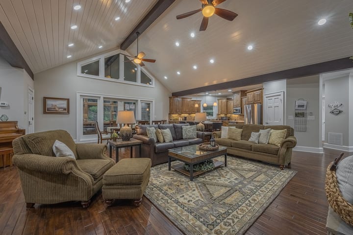 Secluded Waterfront Paradise On 56 Beautiful Acres - Clarkesville, GA