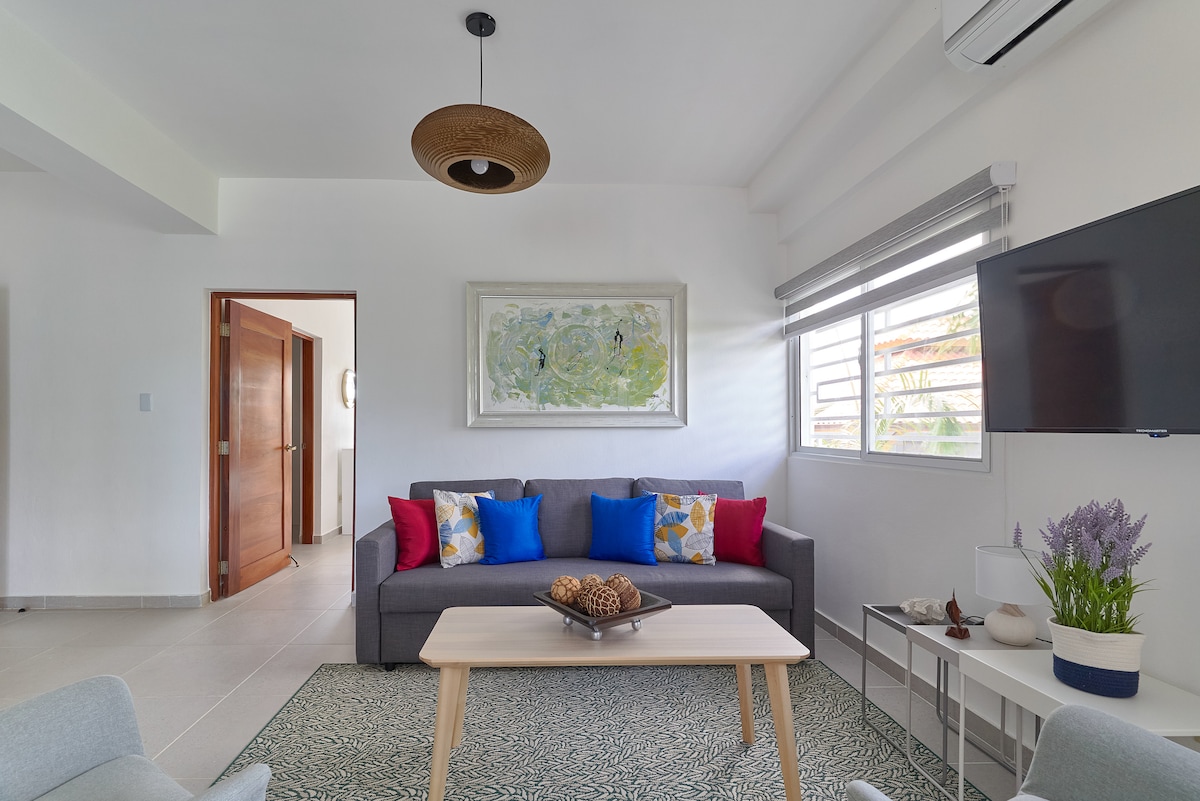 Coin salon, ce canapé se déploie pour former un canapé-lit queen size