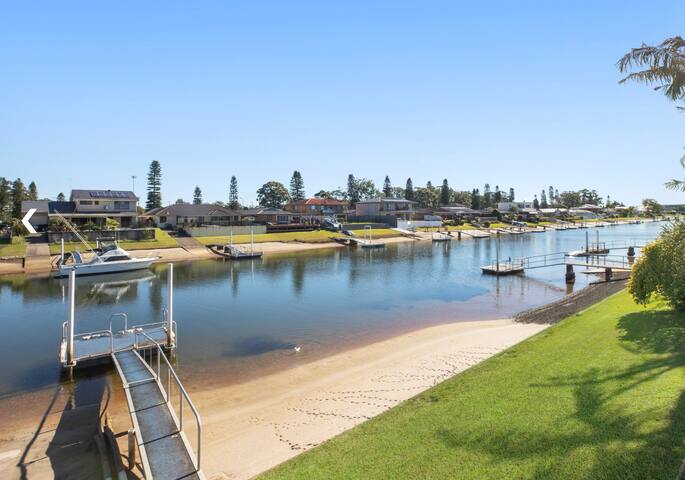 Port Taj 4 bedroom Canal frontage house