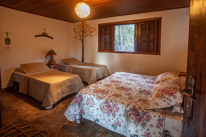 Kjo dhomë ka 4 persona. Ekziston mundësia e ruajtjes me krevat dopio plus dy krevate tek ose 4 krevate tek.