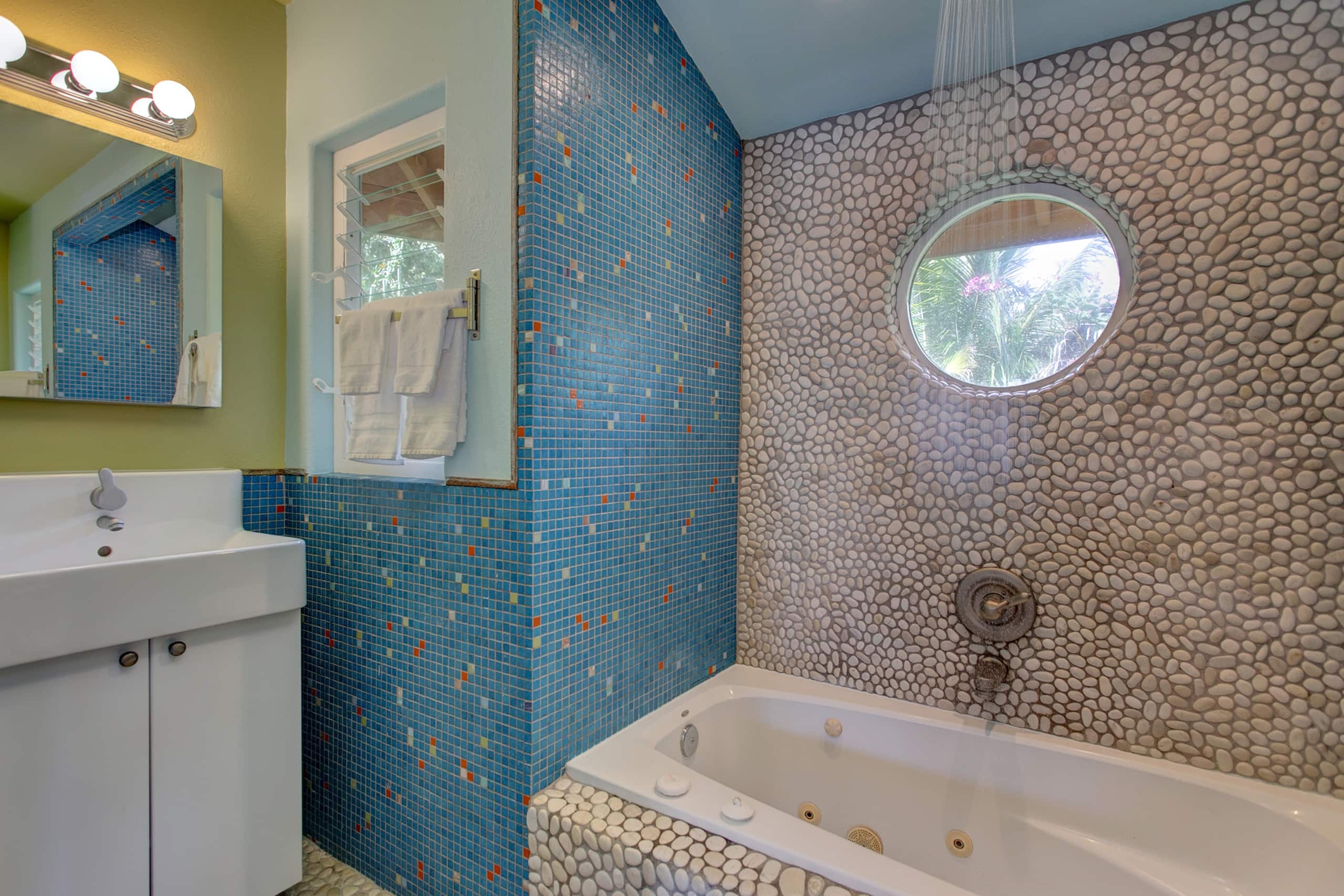 Home in Pahoa · ★4.92 · 3 bedrooms · 6 beds · 4 private baths - Image 45