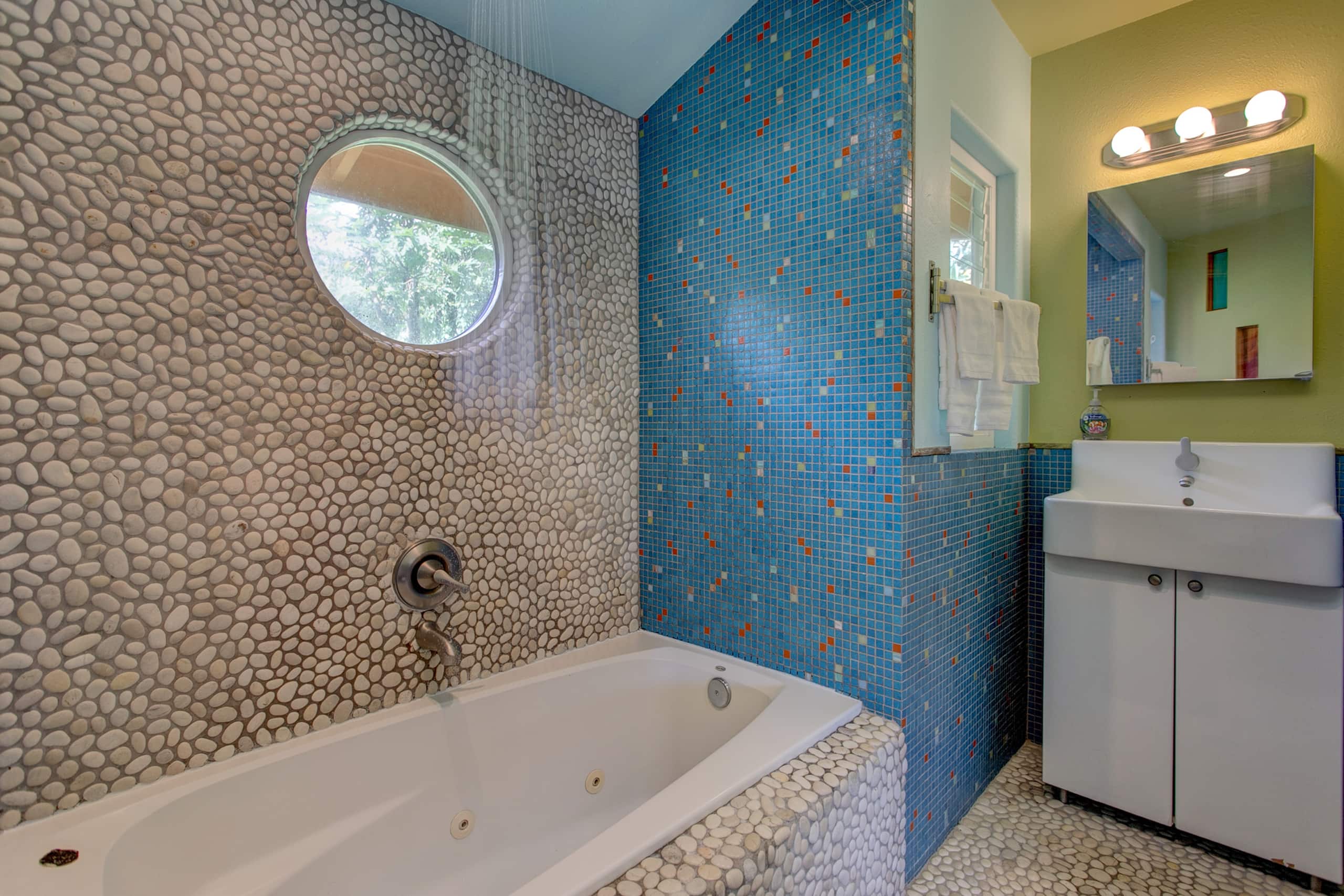 Home in Pahoa · ★4.92 · 3 bedrooms · 6 beds · 4 private baths - Image 37