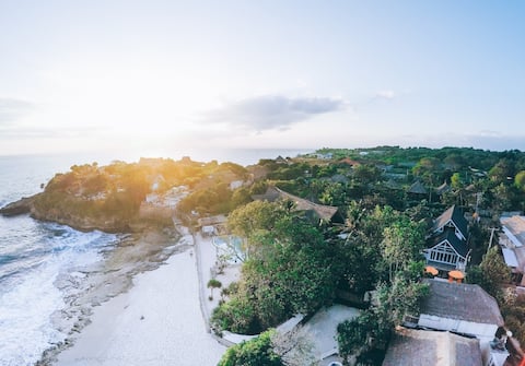 Cheerful 4bedrooms villa with pool and sandy beach