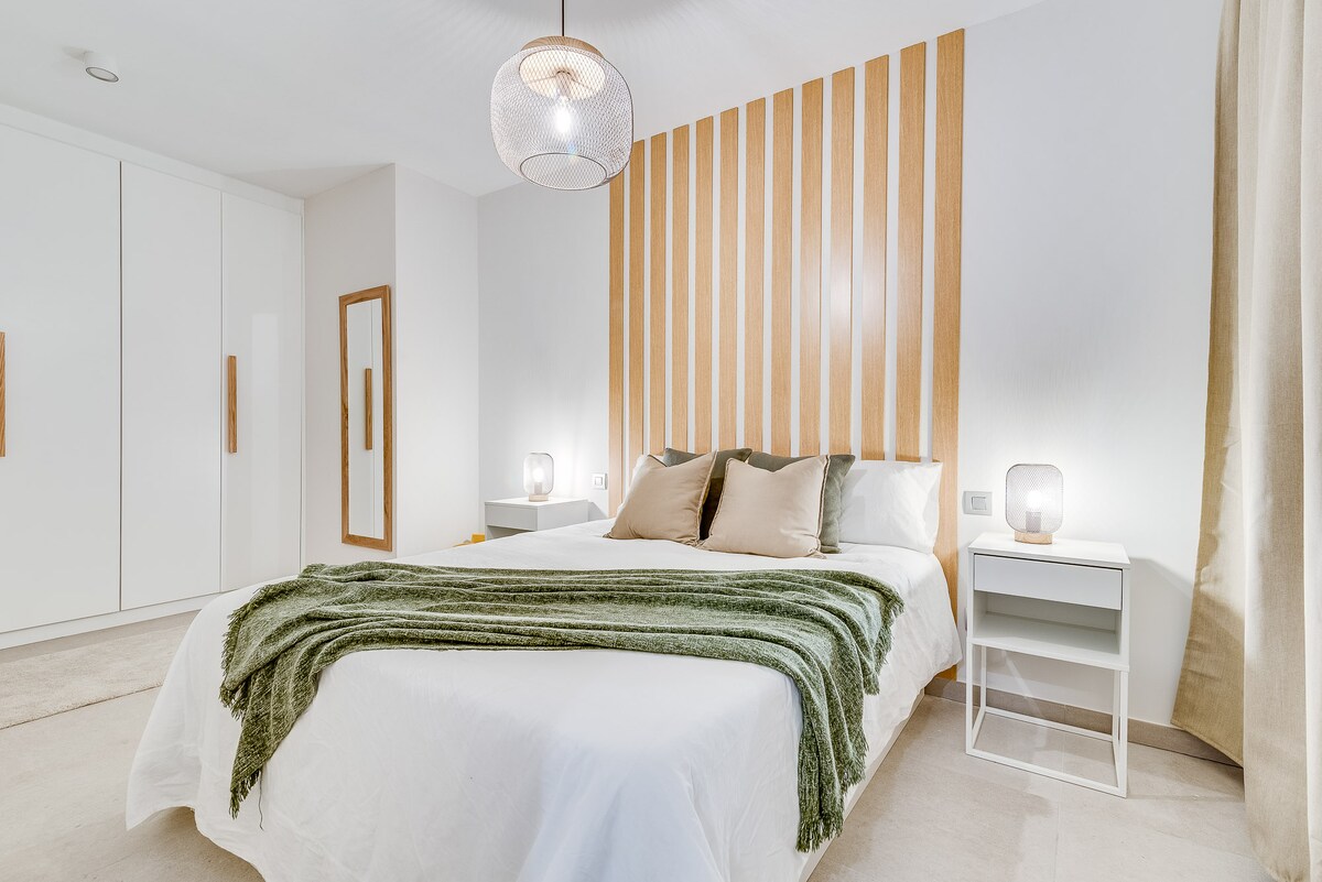 Soba 1 ima bračni krevet s pomoćnim stolićima i zavjesama za zamračivanje