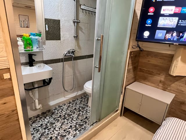 可容納11人，共六個房間，尖沙咀中心地帶，持牌旅館 gallery image 2