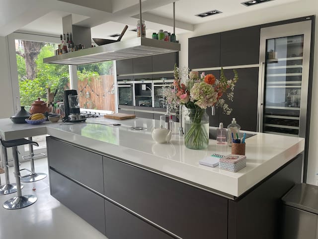 Prachtig herenhuis met grote tuin en tuinhuis gallery image 3