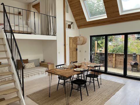 Stylish, light and spacious inner city pad