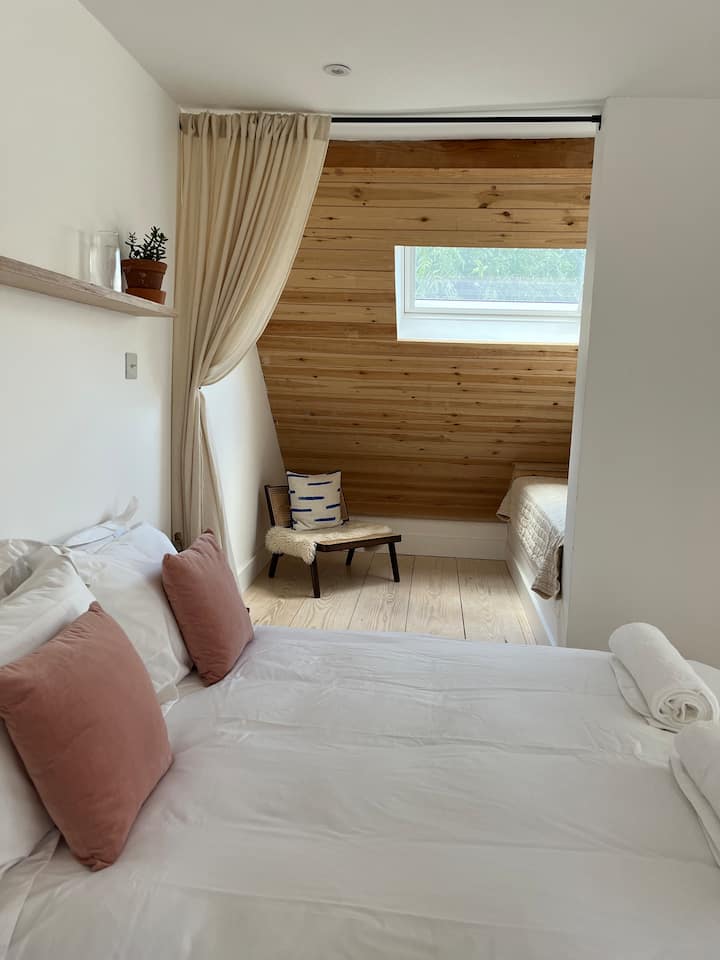 メインダブルベッドエリアと小さなダブルベッド。