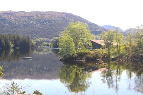 Cozy house/cabin by fishing water.