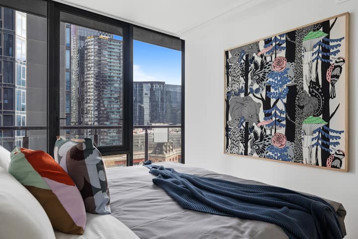 Една от спалните ни има легло тип Кинг, което може да бъде разделено на две единични легла при предварителна заявка.